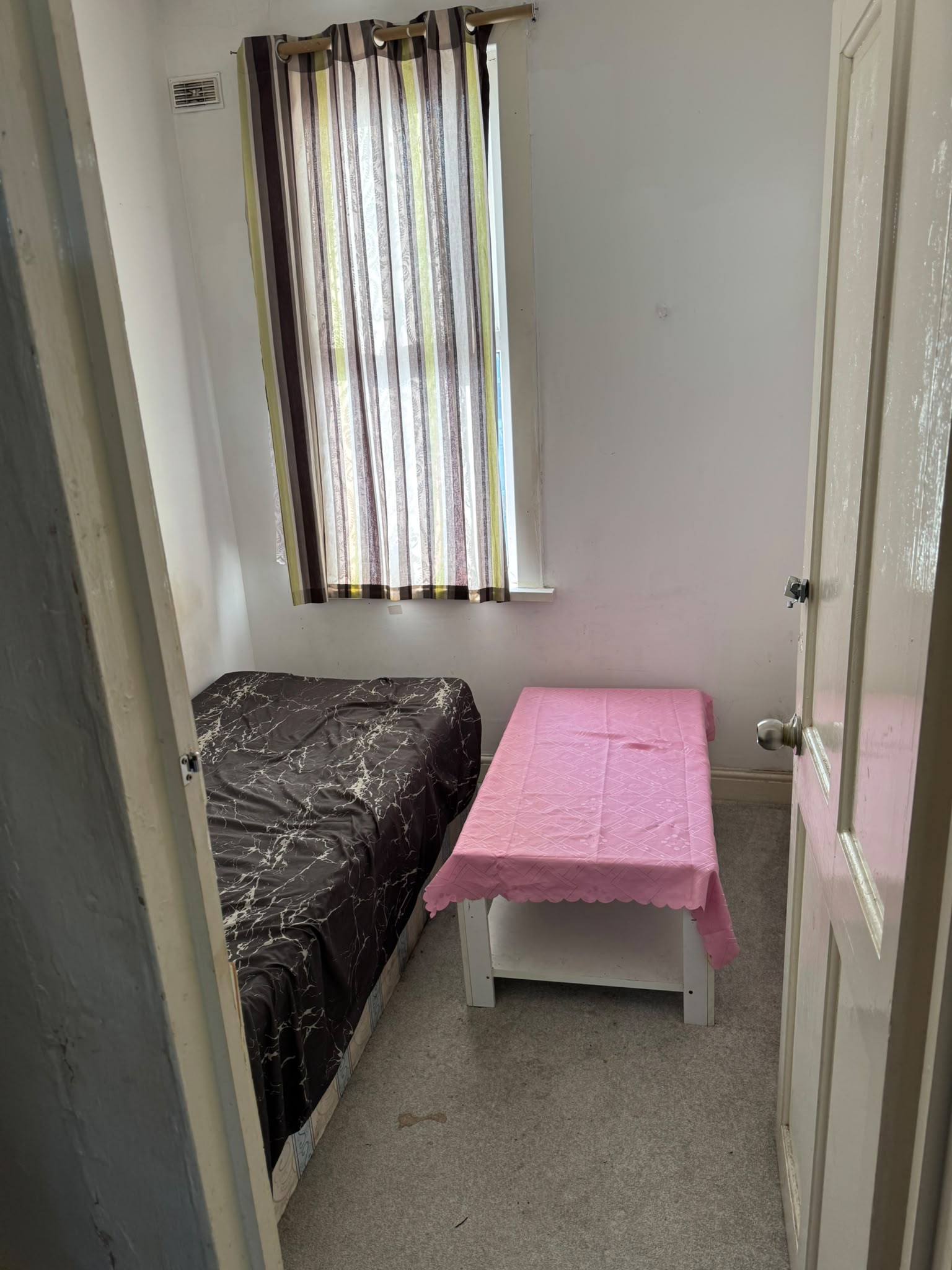 🏠 Amazing Single room prefereable for female– Ilford, Essex