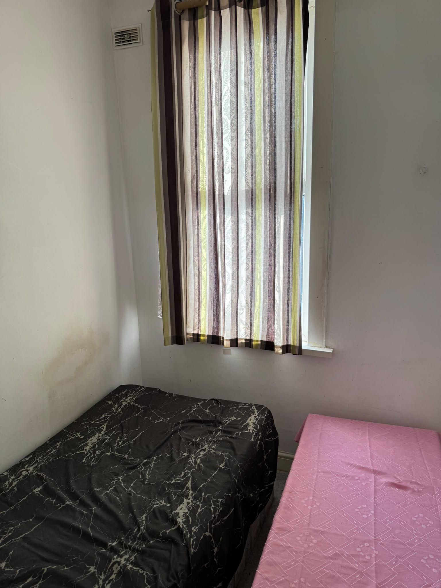 🏠 Amazing Single room prefereable for female– Ilford, Essex