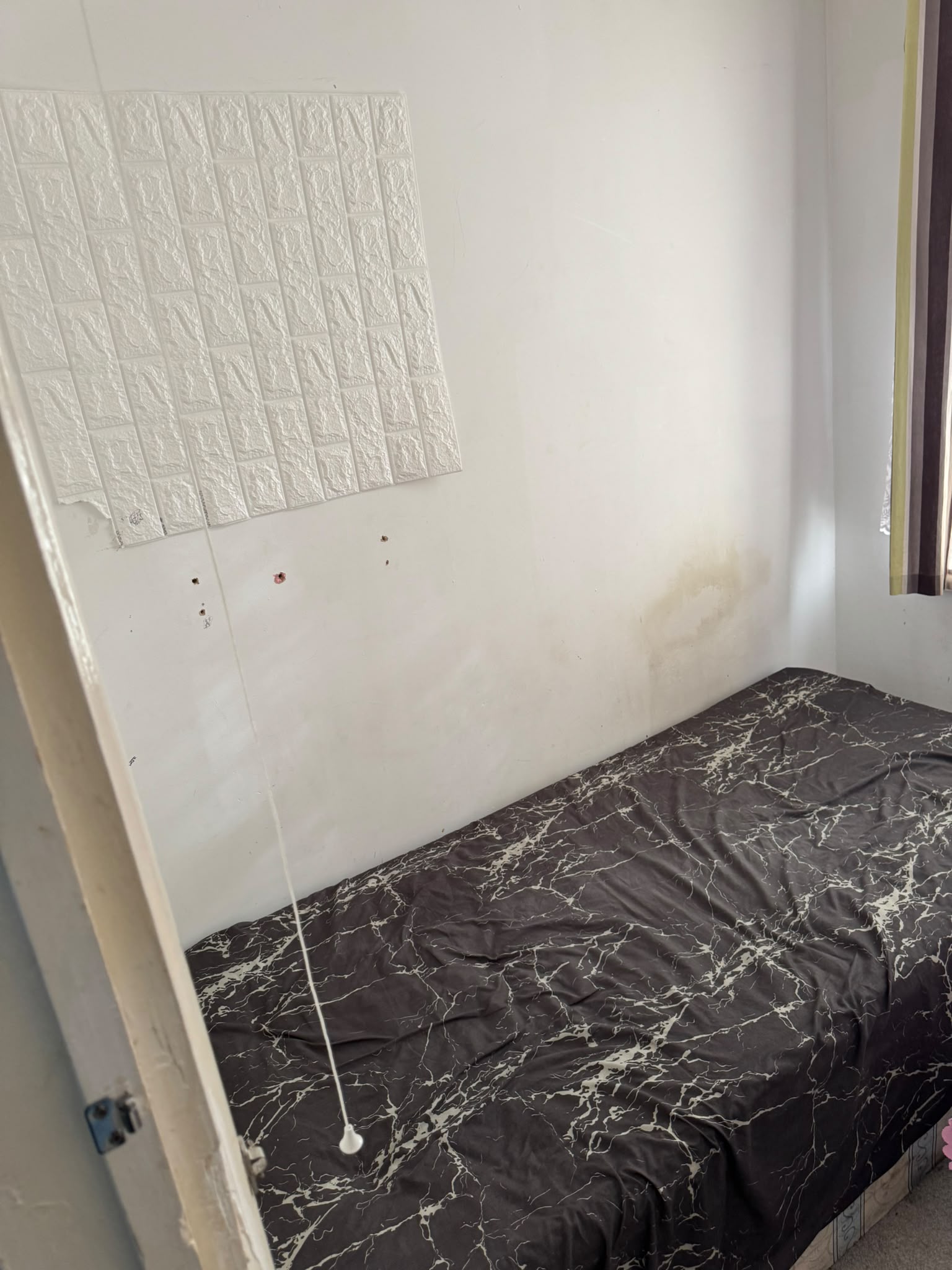 🏠 Amazing Single room prefereable for female– Ilford, Essex