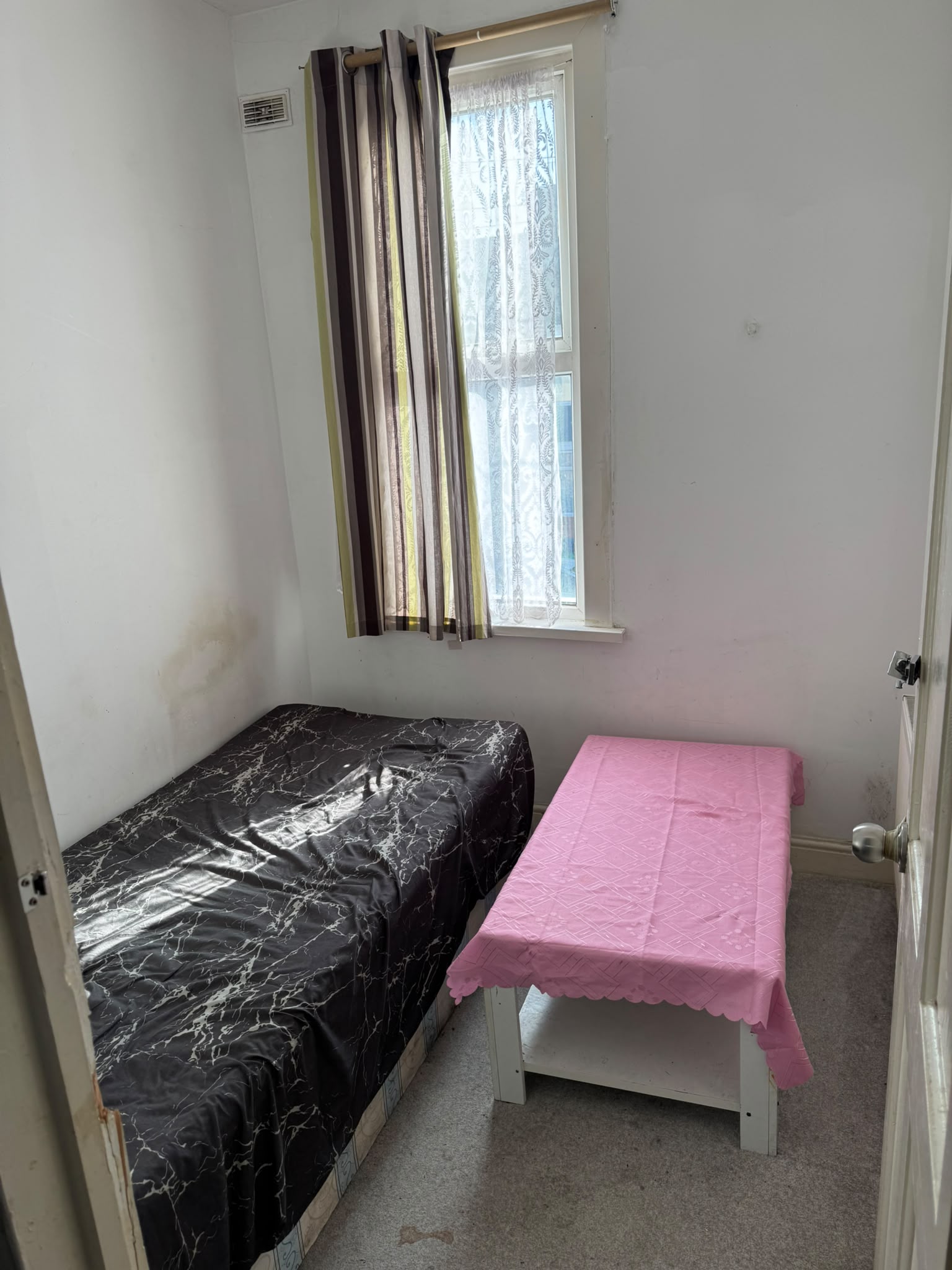 🏠 Amazing Single room prefereable for female– Ilford, Essex