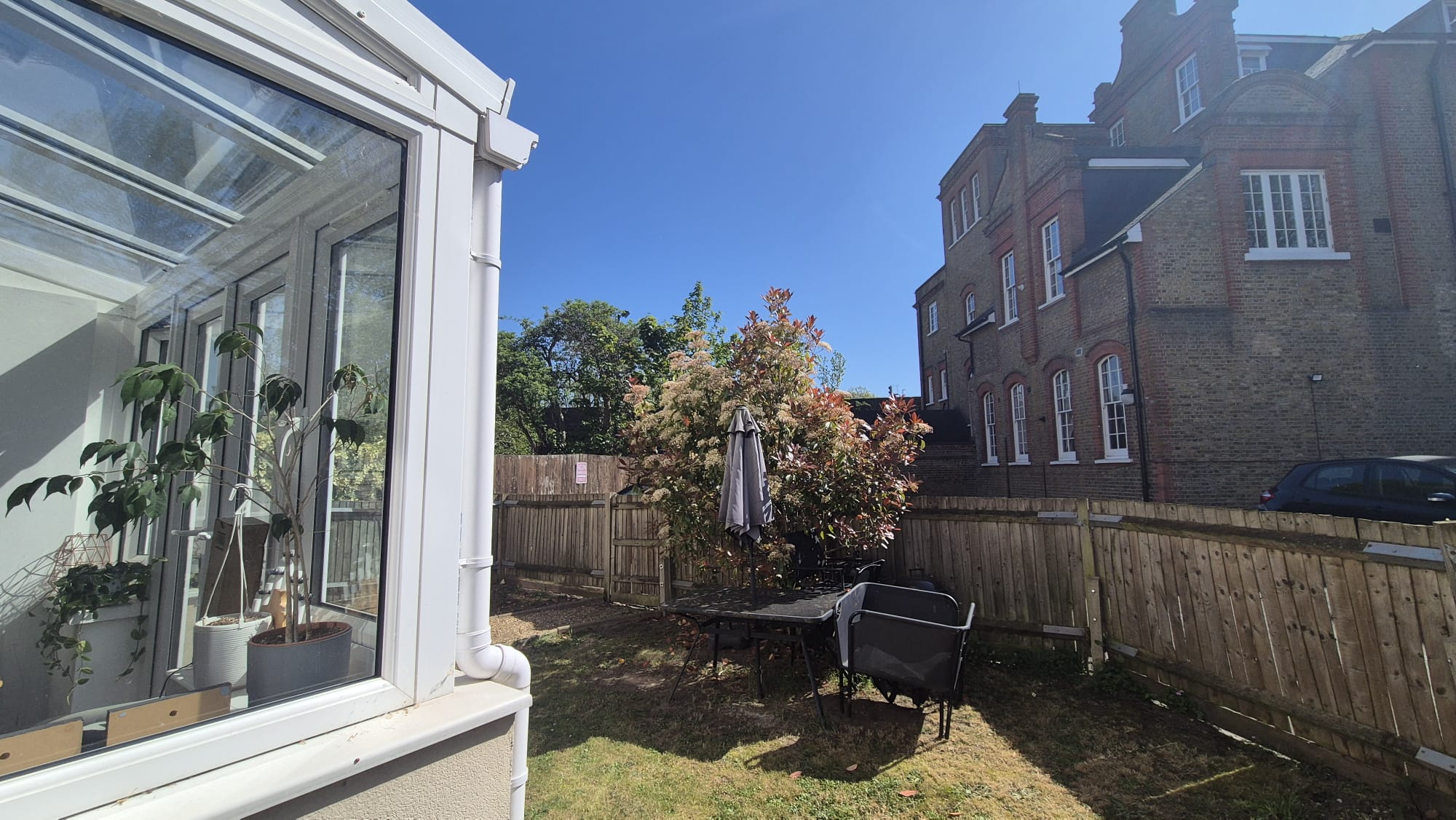 Large double room with access to the garden 