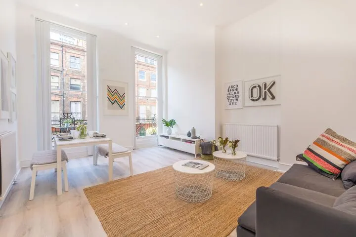 Bright double bedroom Nottingham Place, London