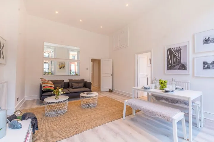 Bright double bedroom Nottingham Place, London