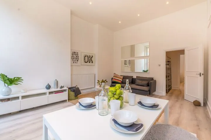 Bright double bedroom Nottingham Place, London