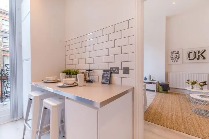 Bright double bedroom Nottingham Place, London