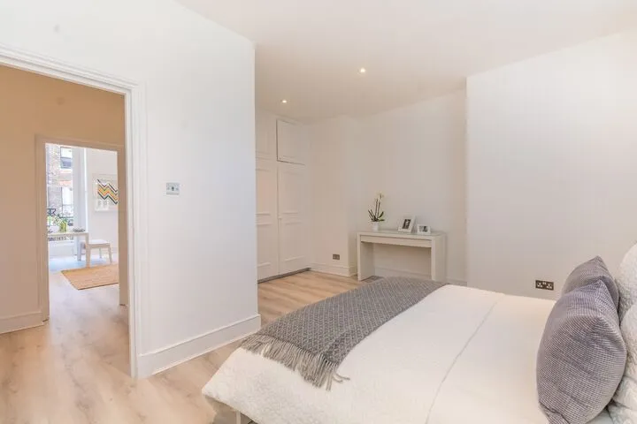Bright double bedroom Nottingham Place, London
