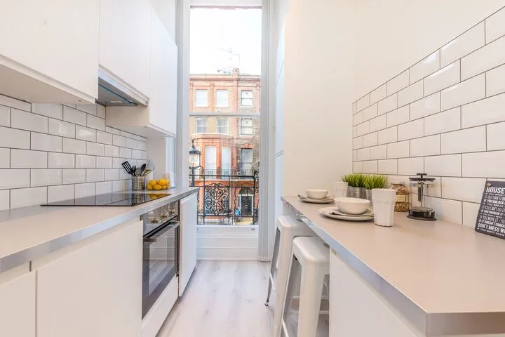 Bright double bedroom Nottingham Place, London