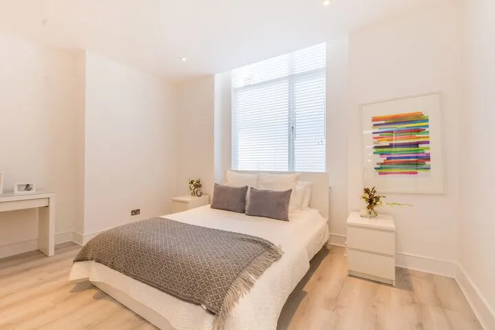 Bright double bedroom Nottingham Place, London
