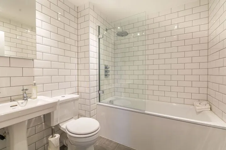 Bright double bedroom Nottingham Place, London