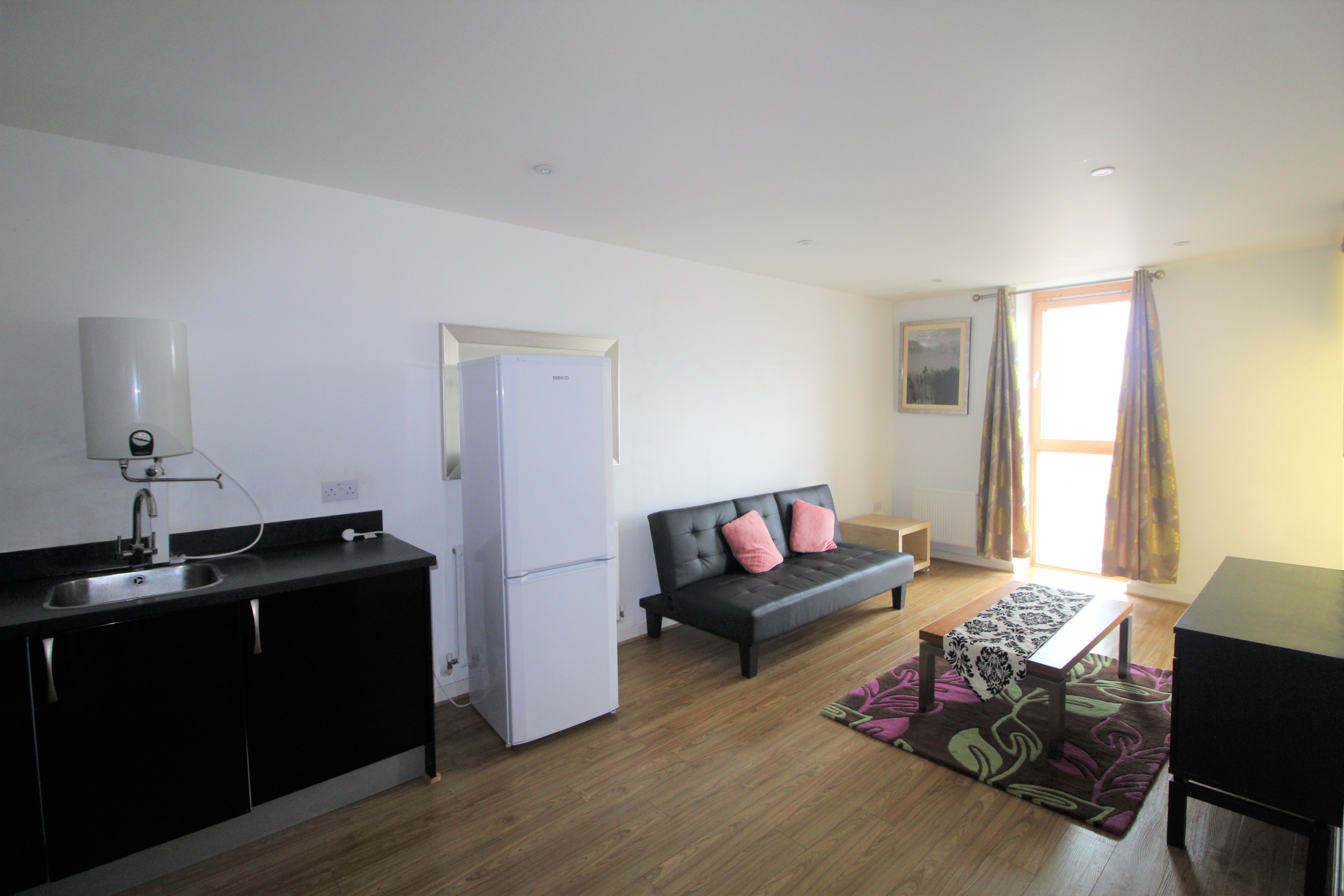 1 Bedroom flat with balcony, 4 min walk to Barking Station 