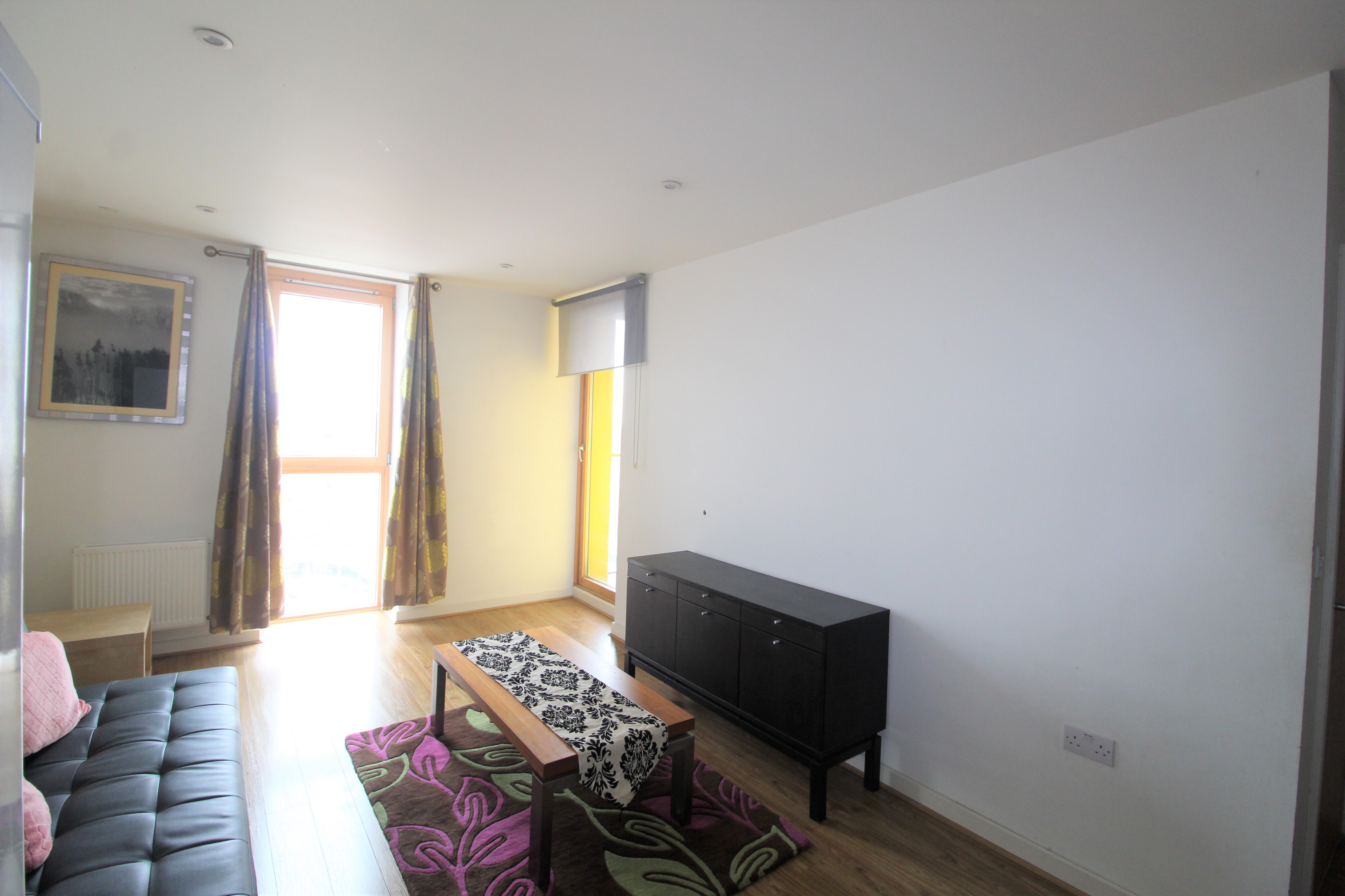 1 Bedroom flat with balcony, 4 min walk to Barking Station 
