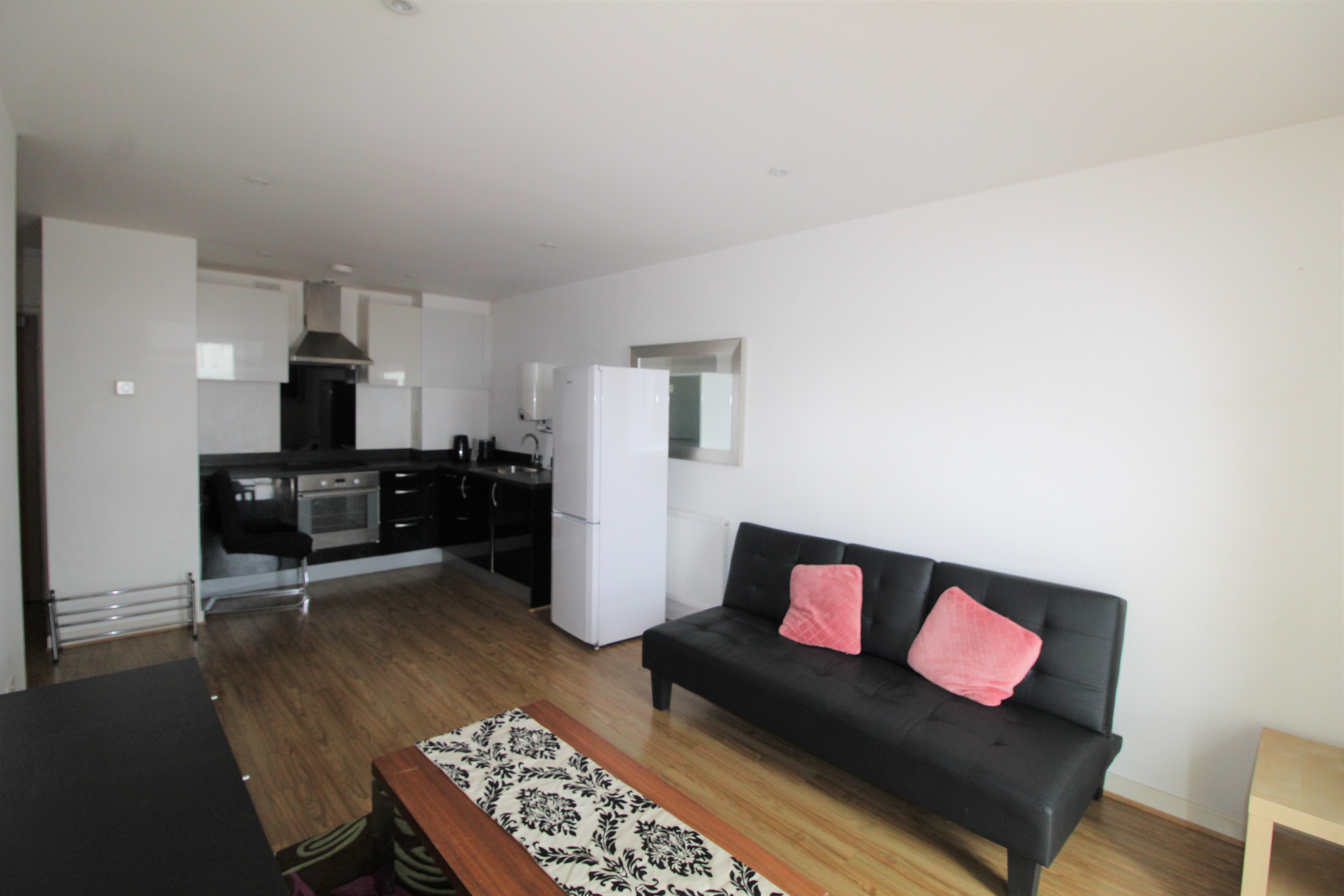 1 Bedroom flat with balcony, 4 min walk to Barking Station 