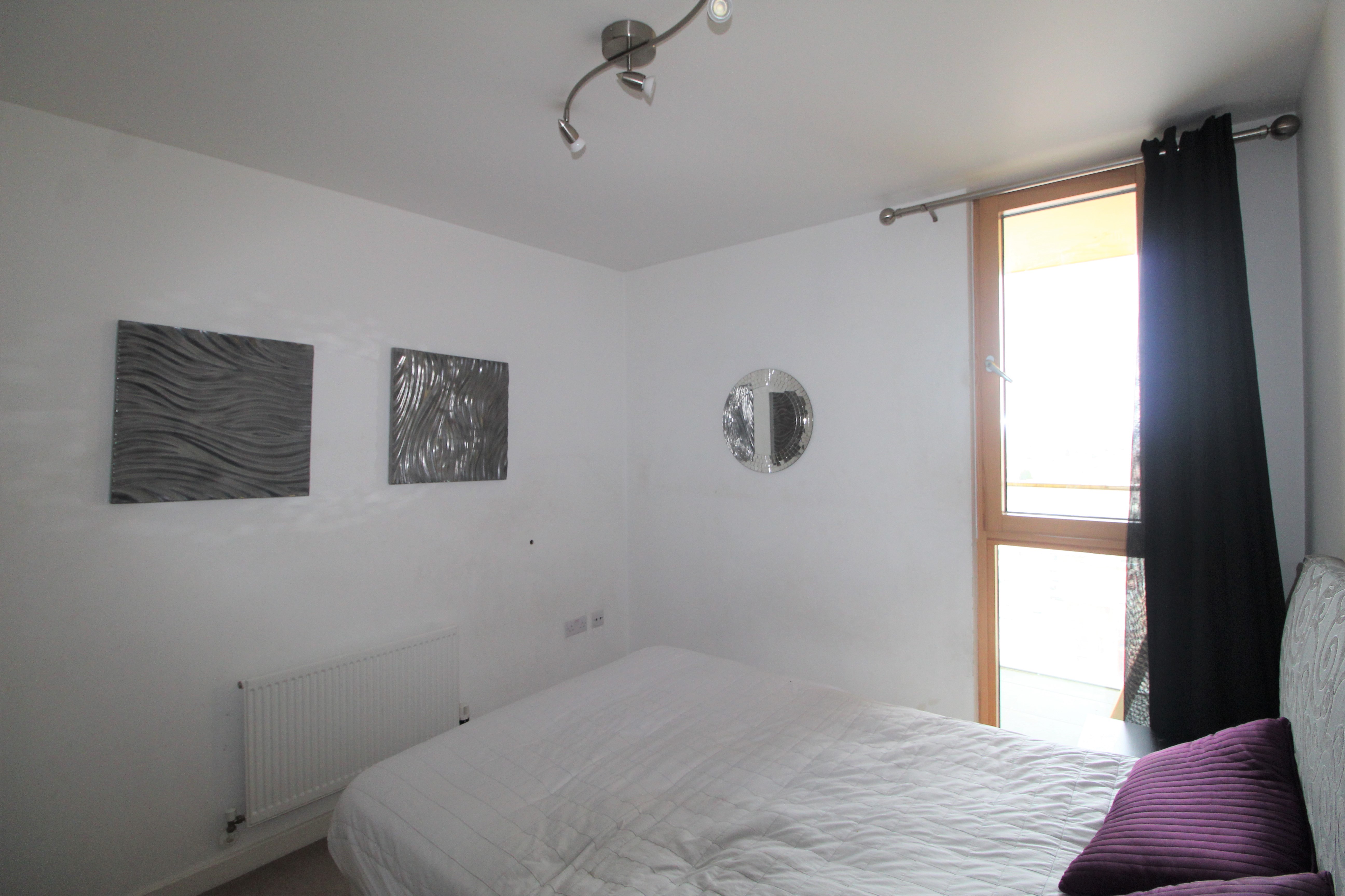 1 Bedroom flat with balcony, 4 min walk to Barking Station 