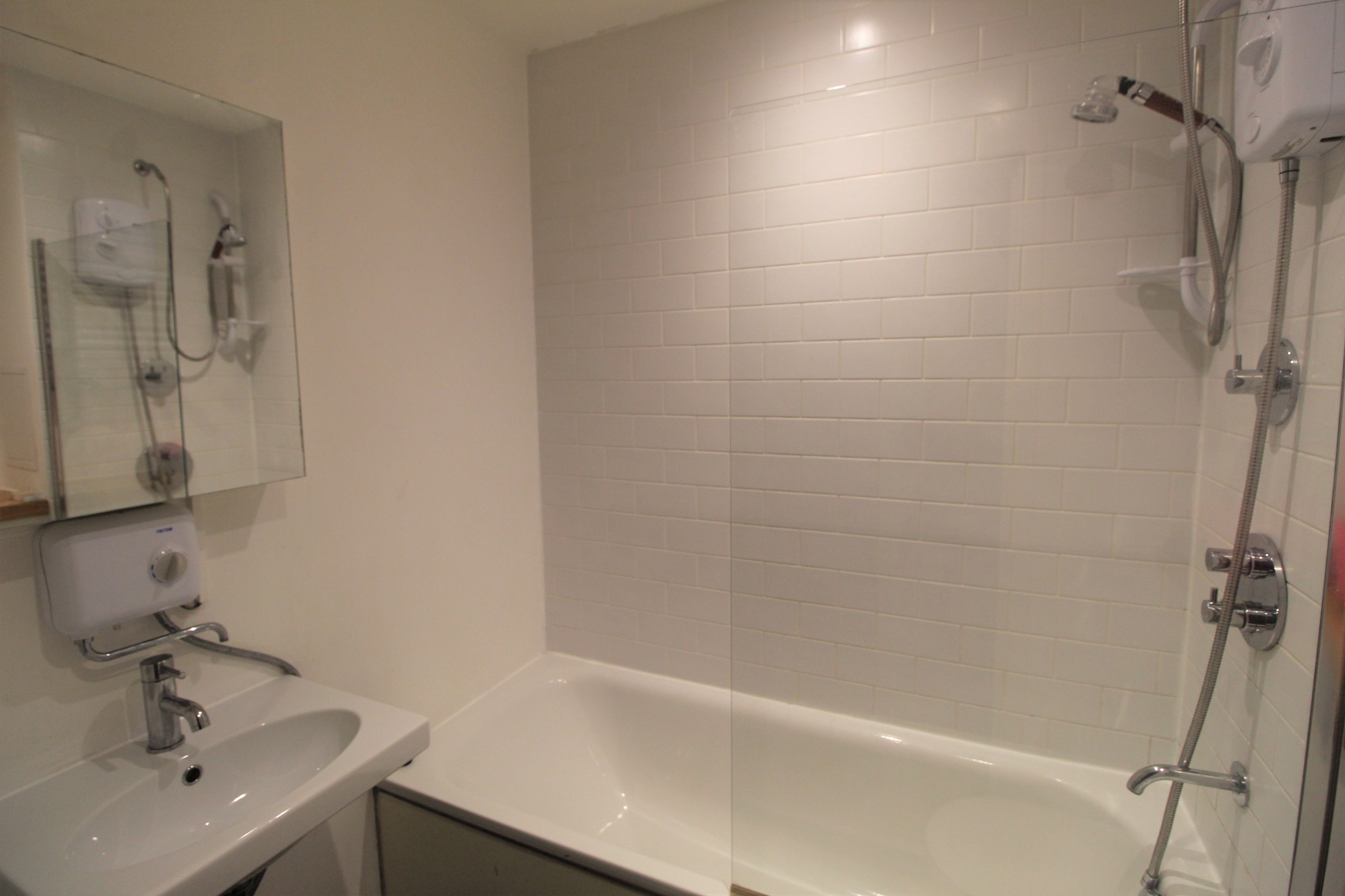 1 Bedroom flat with balcony, 4 min walk to Barking Station 