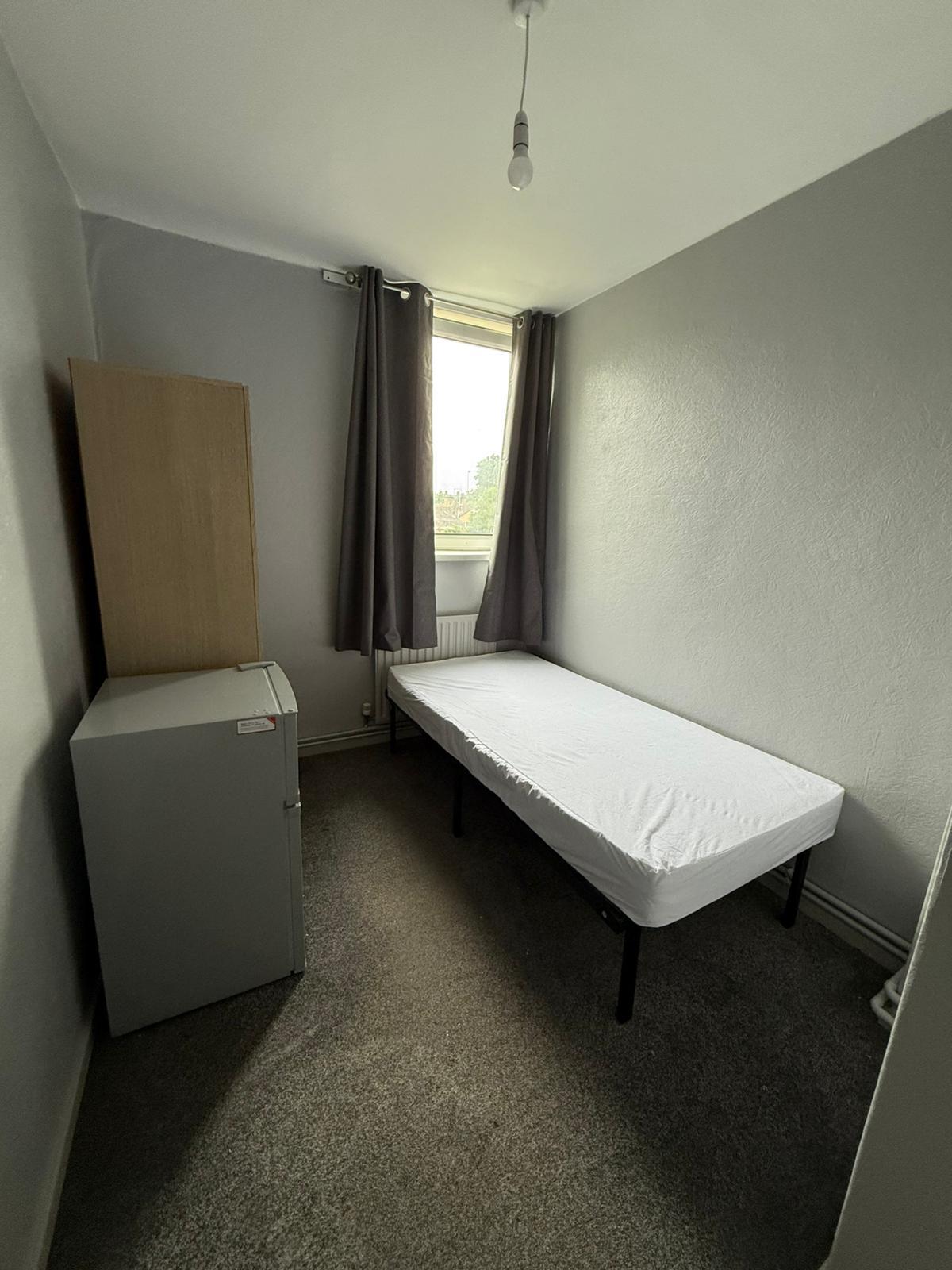 🌟 Single Room – Martindale House (E14 0AP)