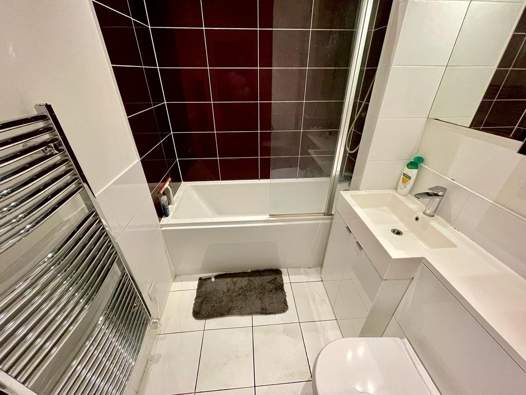 Ensuite Room near Crossharbour (E14)