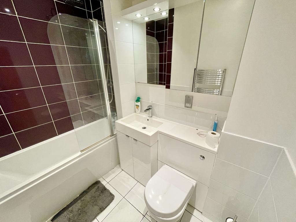 Ensuite Room near Crossharbour (E14)
