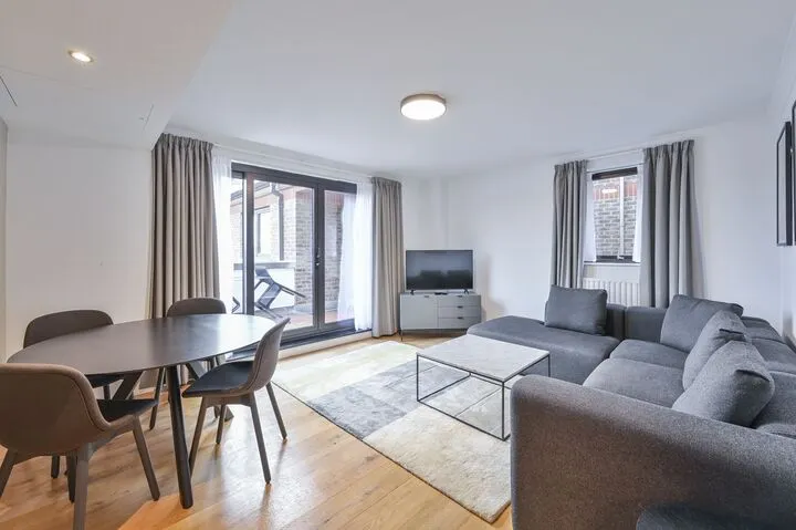 Bright one bedroom flat in Kensington High Street