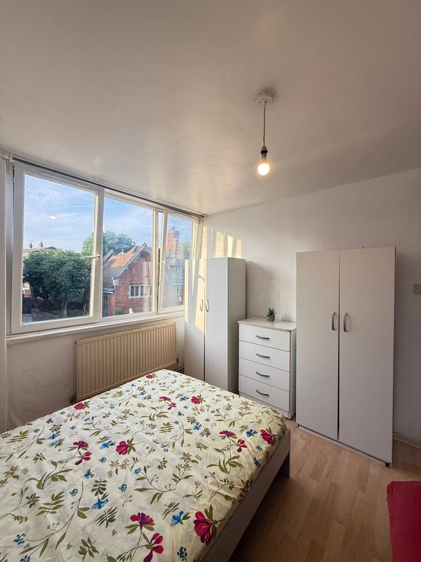 🏠 Modern Double Room in Poplar - NOW
