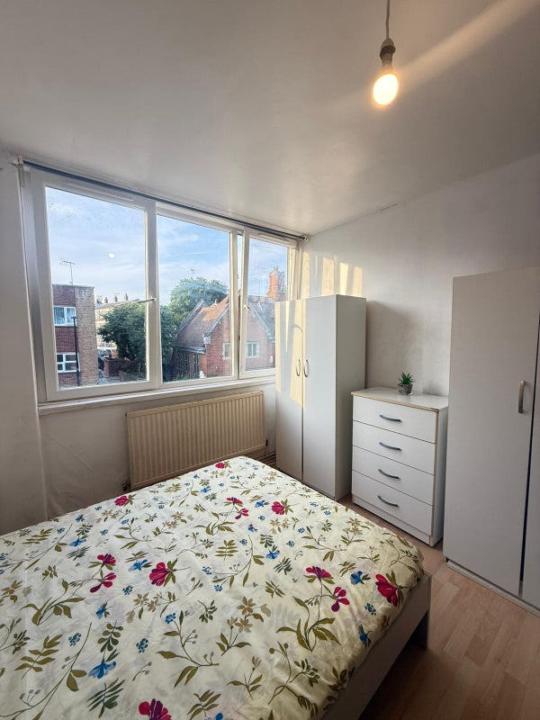 🏠 Modern Double Room in Poplar - NOW