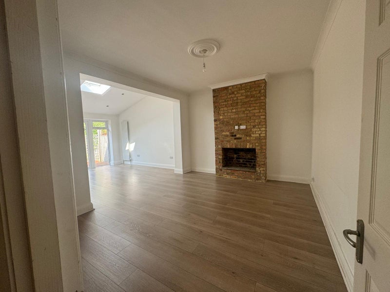 Spacious 3-Bed House in Romford | Available NOW