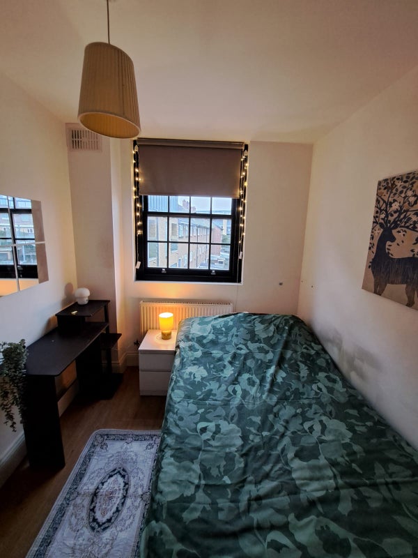 🏠 Elegant Double Room E14 | Available Now