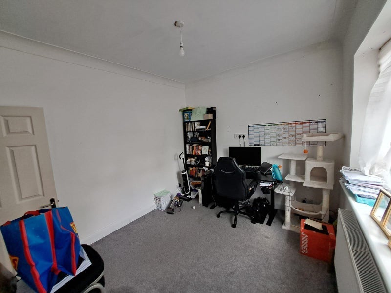 🏡 Spacious 4-Bed Home in Romford | Move In June