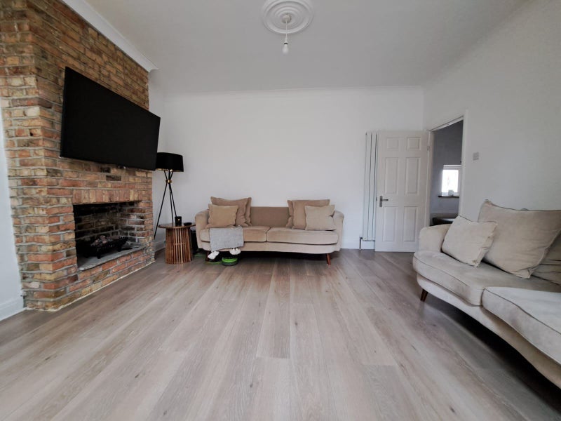 🏡 Spacious 4-Bed Home in Romford | Move In June