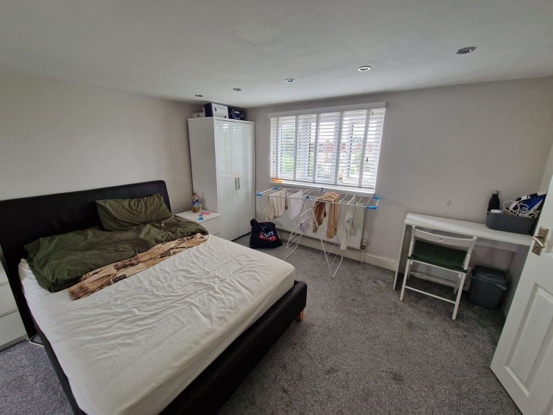 🏡 Lovely Ensuite Room in Newbury Park ✨