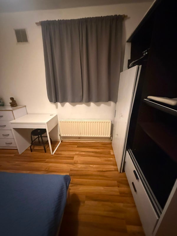 🏡 Double room in Oval - Available NOW