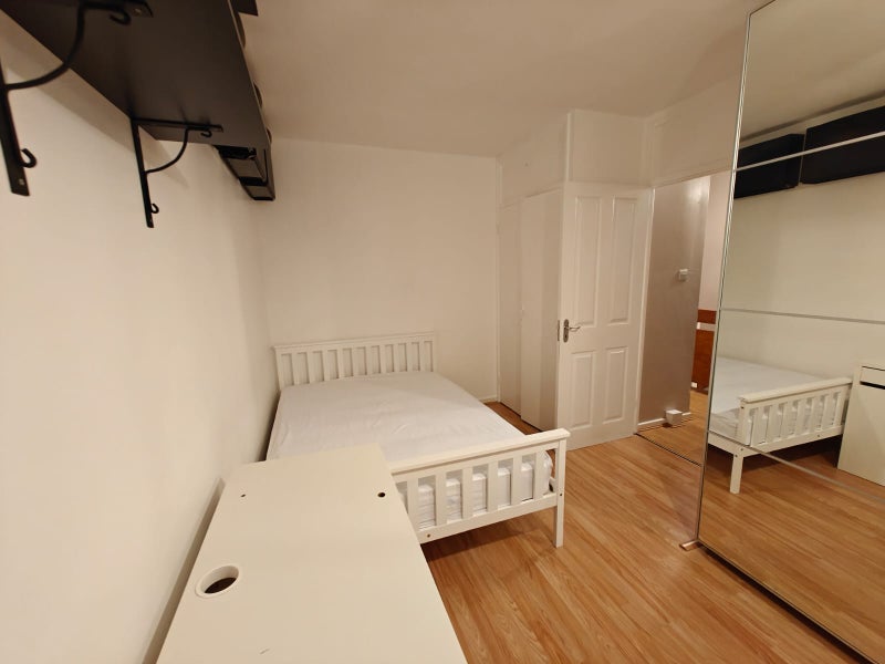 🏡 Stunning Room Near Shadwell In October! 🏡
