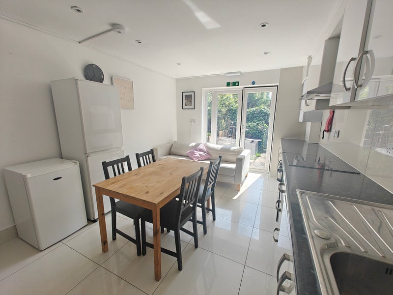 🌟 Lovely Ensuite Room – All Saints 📍July