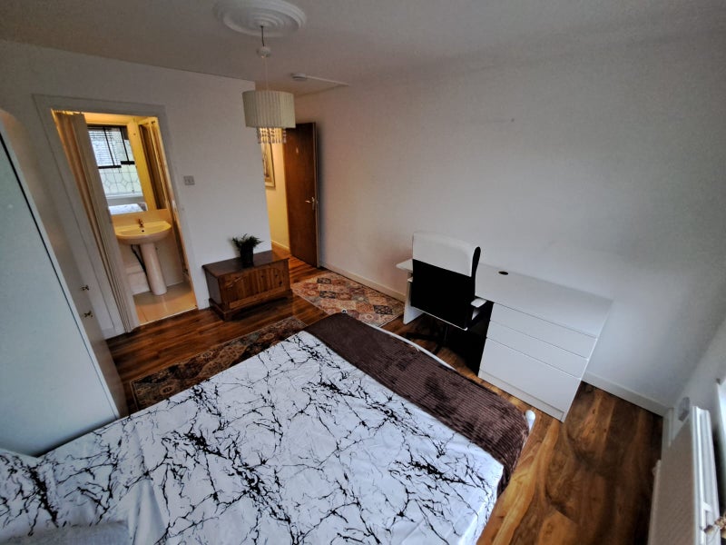 🌟 Lovely Ensuite Room – All Saints 📍July