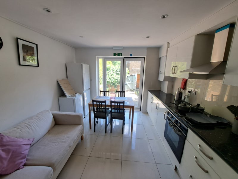🌟 Lovely Ensuite Room – All Saints 📍July