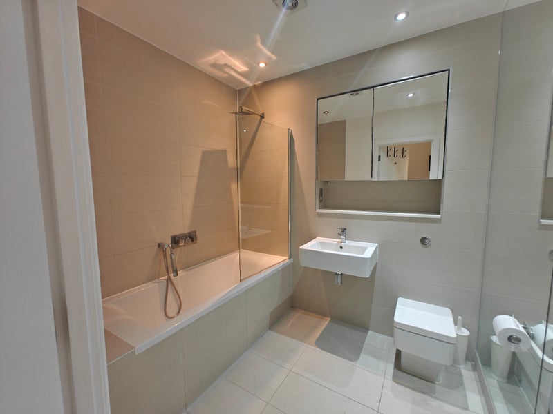 Modern Room in Poplar 