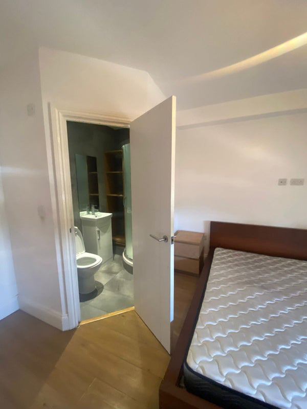 🏡✨ Cosy Ensuite Room in Poplar from September 🌟