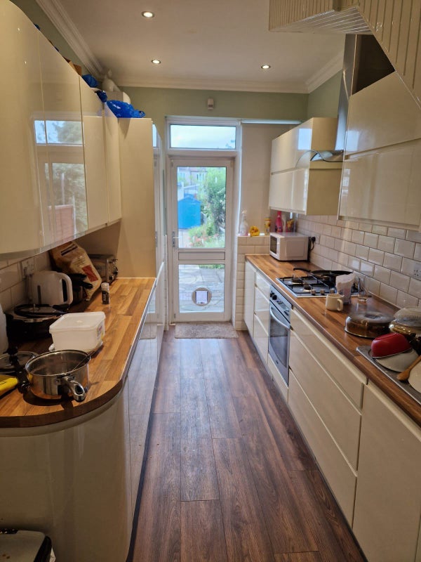 🏡 Double Room in Newbury Park