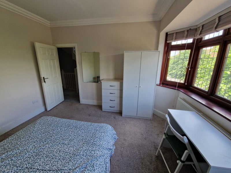 🏡 Double Room in Newbury Park