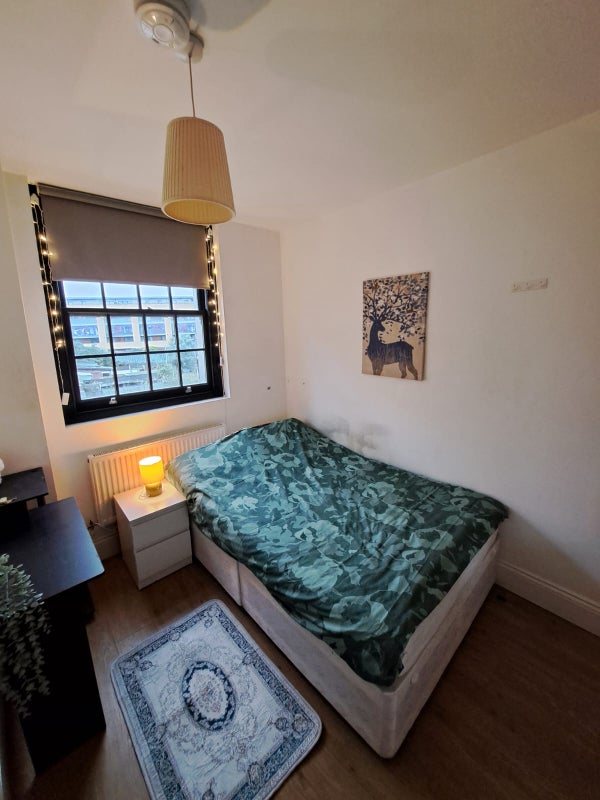🏠 Elegant Double Room E14 | Available Now