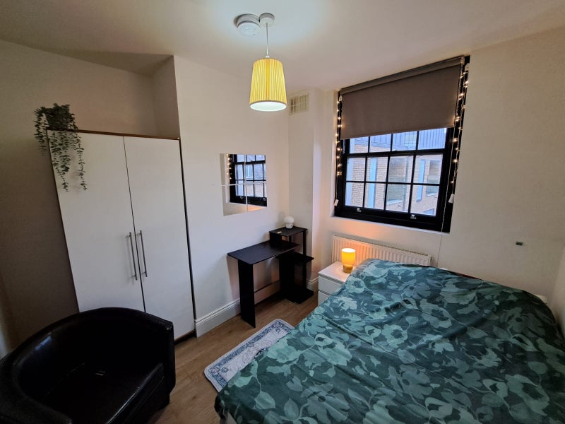 🏠 Elegant Double Room E14 | Available Now