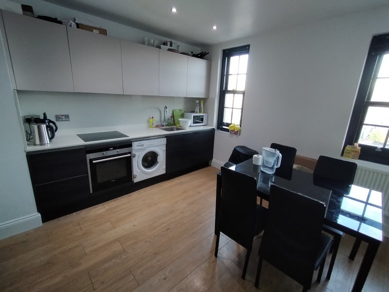 🏠 Elegant Double Room E14 | Available Now