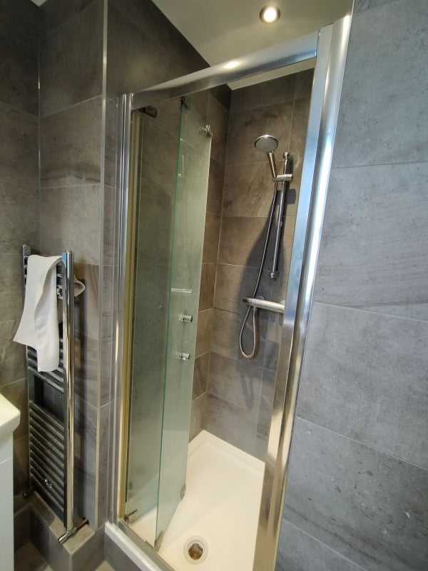 🏠 Elegant Double Room E14 | Available Now