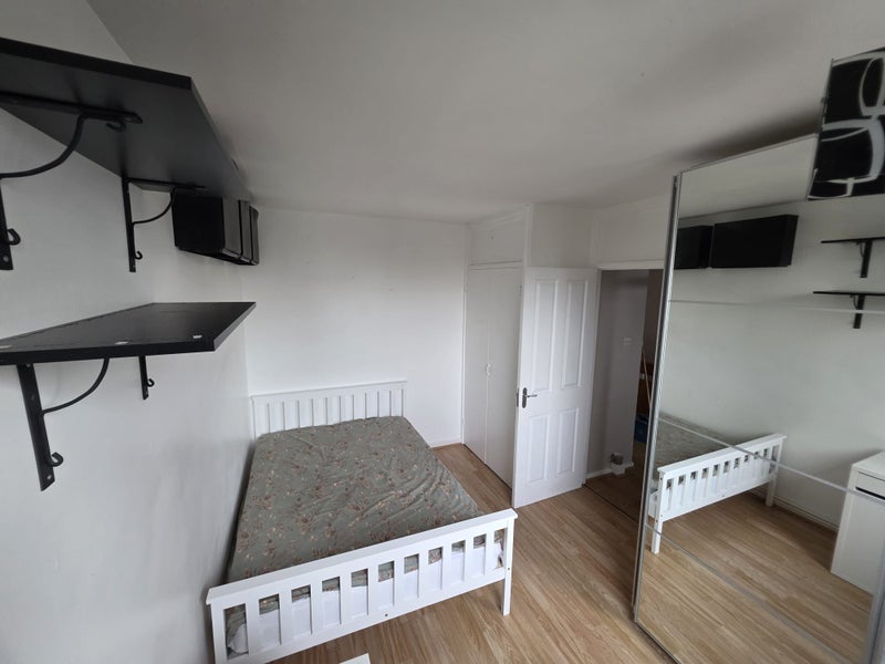 🏡 Specious Room Near Shadwell Available Now! 🏡