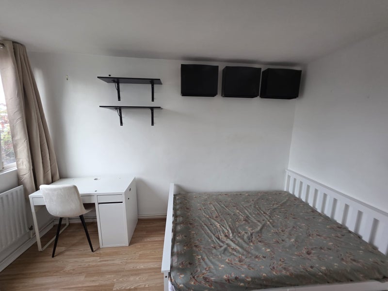 🏡 Specious Room Near Shadwell Available Now! 🏡