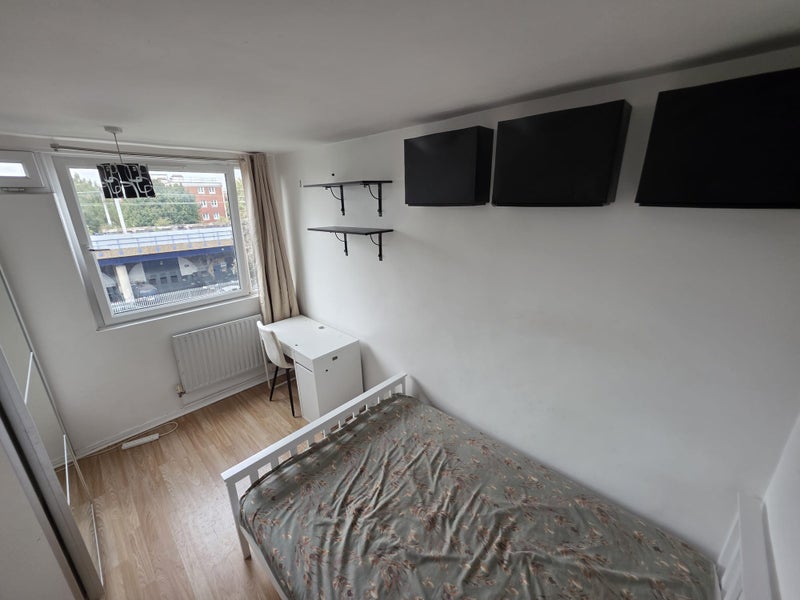 🏡 Specious Room Near Shadwell Available Now! 🏡