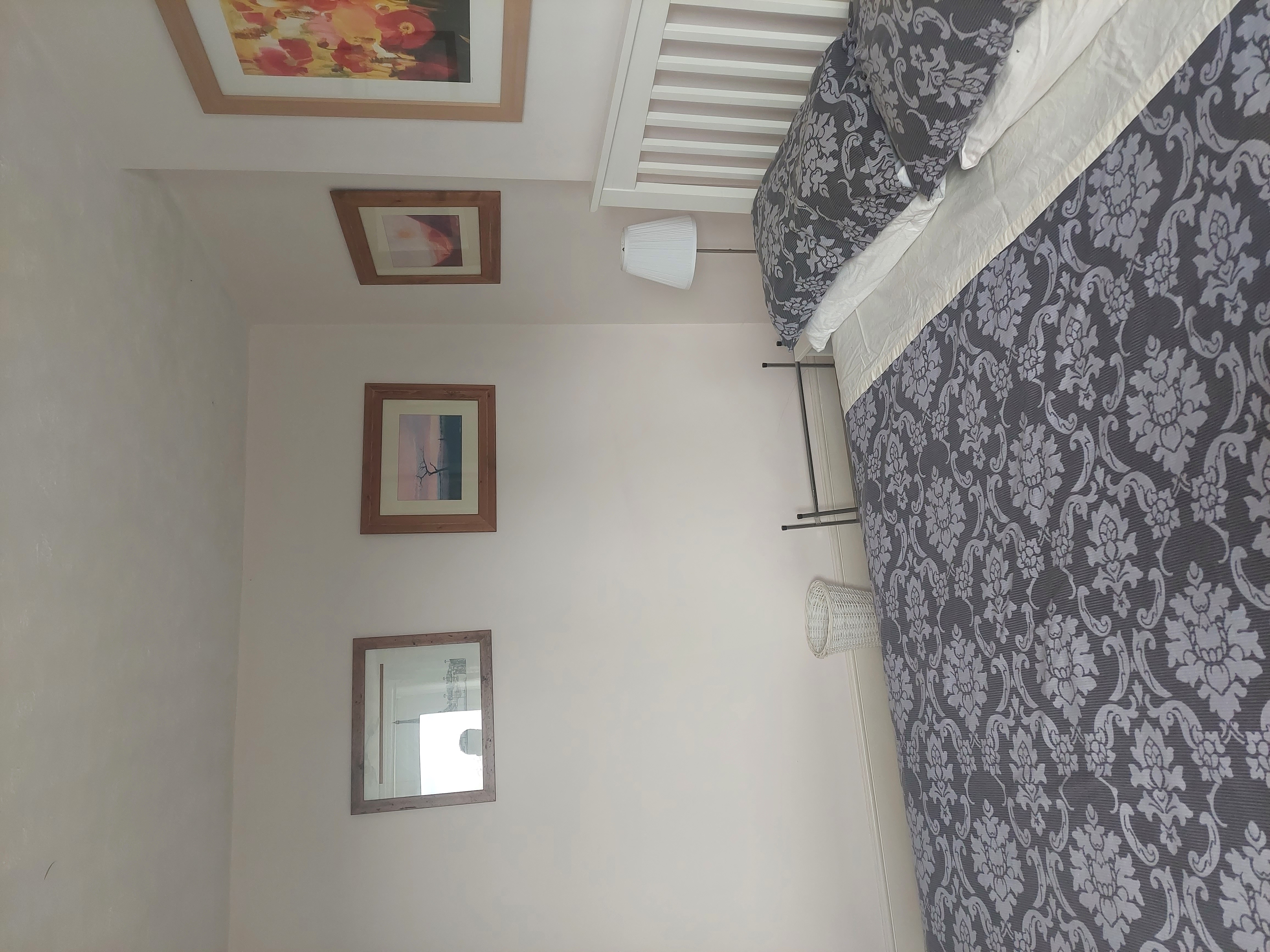 Large Single Room with Double bed/built in wardrobe 