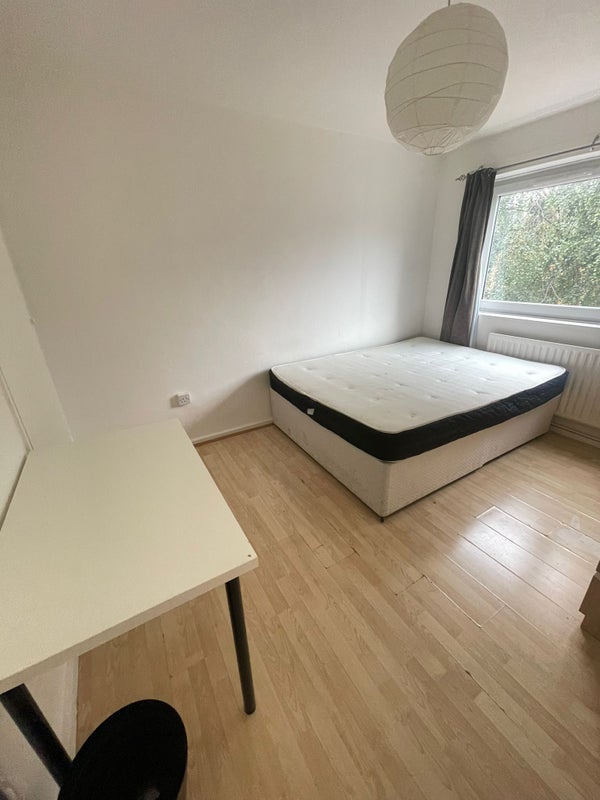 Large Double Available Aldgate/Stepney Gree