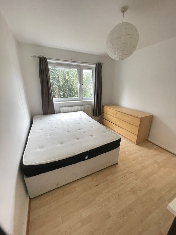 Large Double Available Aldgate/Stepney Gree
