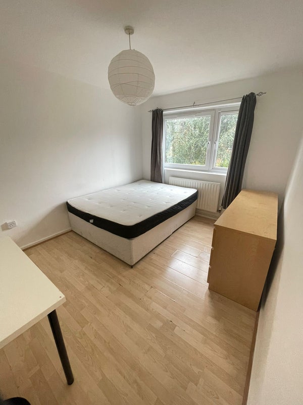 Large Double Available Aldgate/Stepney Gree