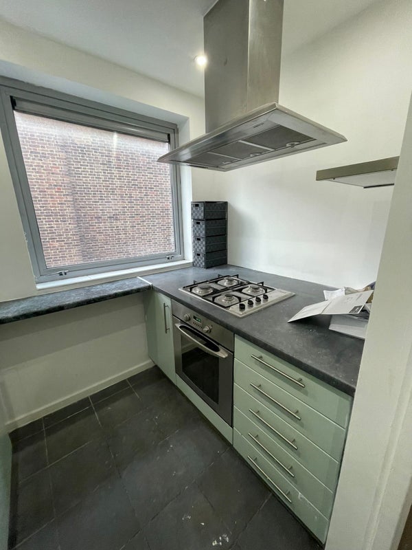 Modern double room available now ! BOW